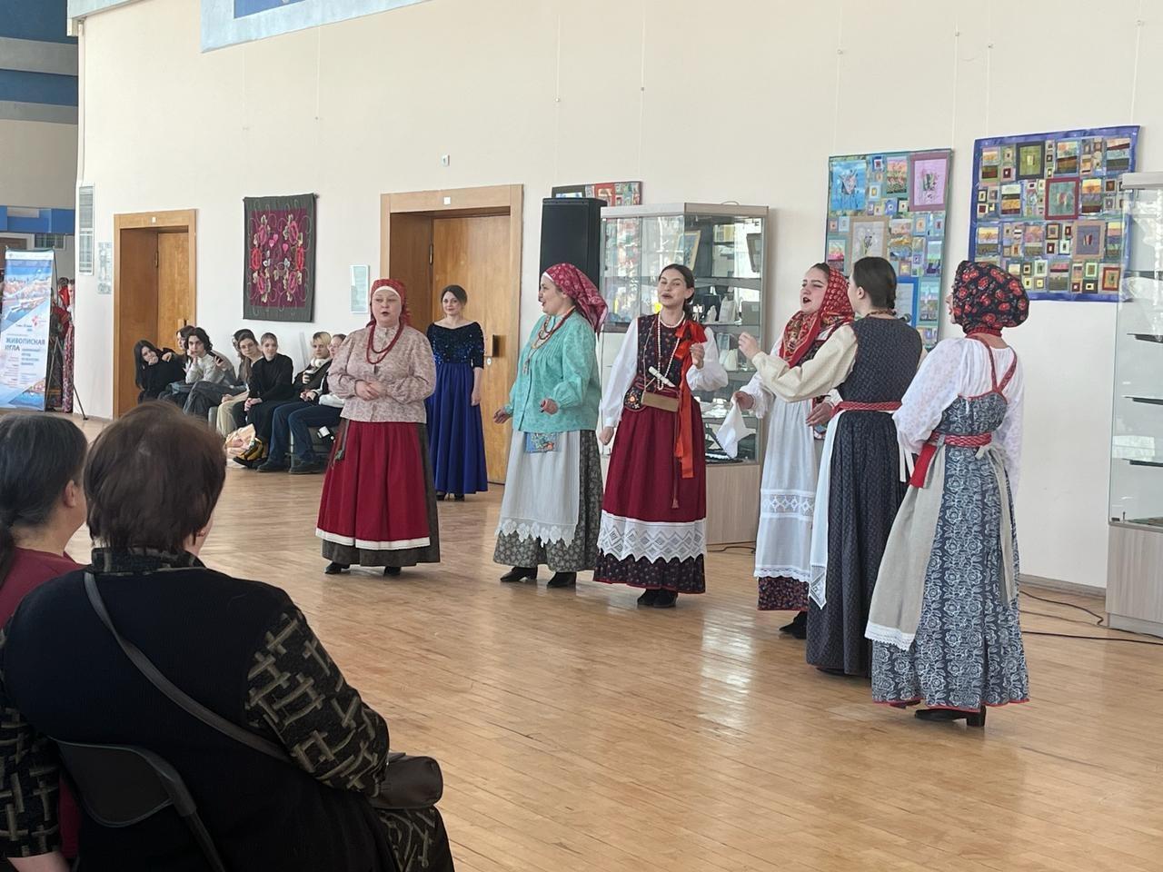 На встрече друзей - мастеров ниток и иголок.
